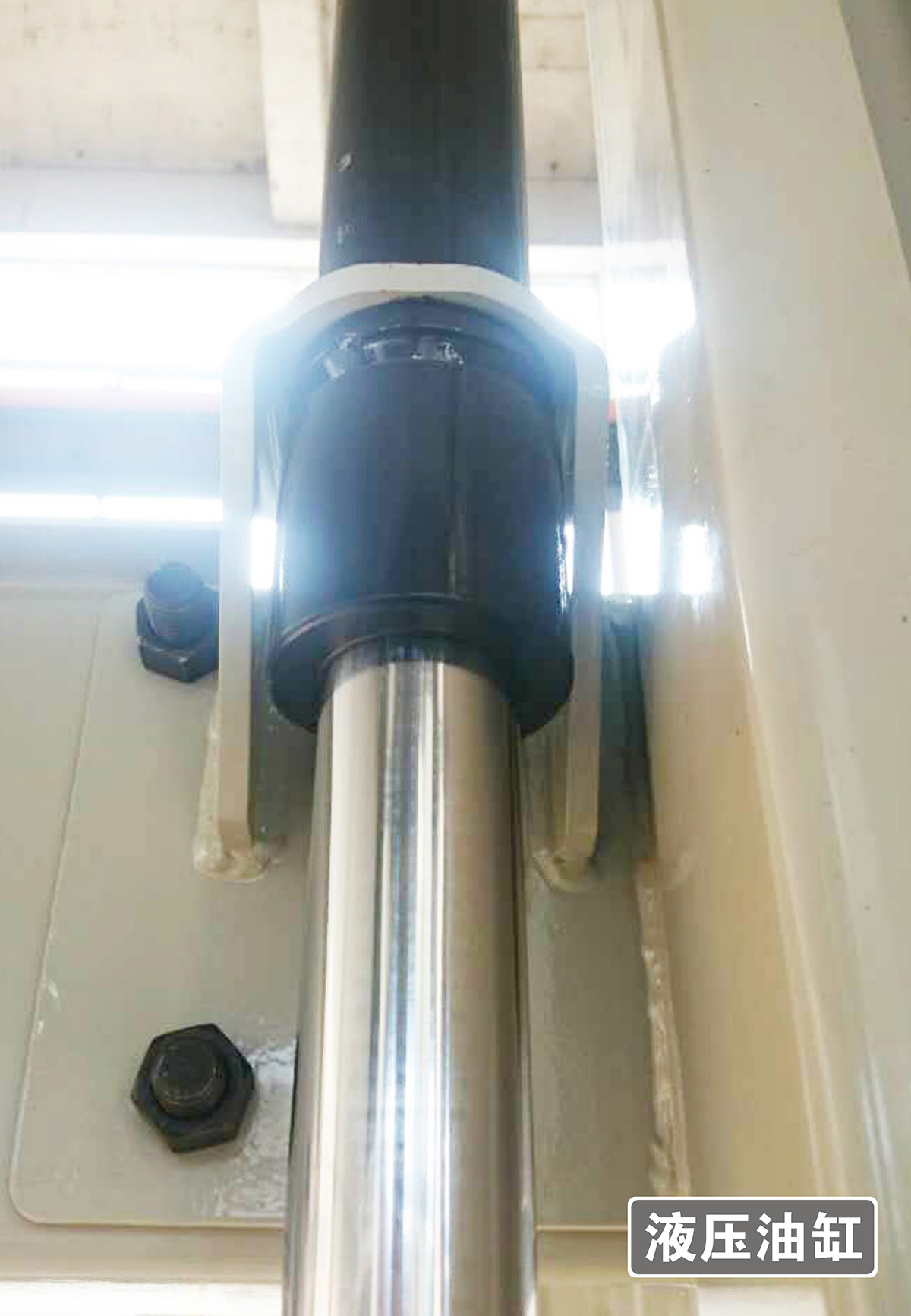 智能停车PJS两柱简易升降立体车库设备液压油缸.jpg